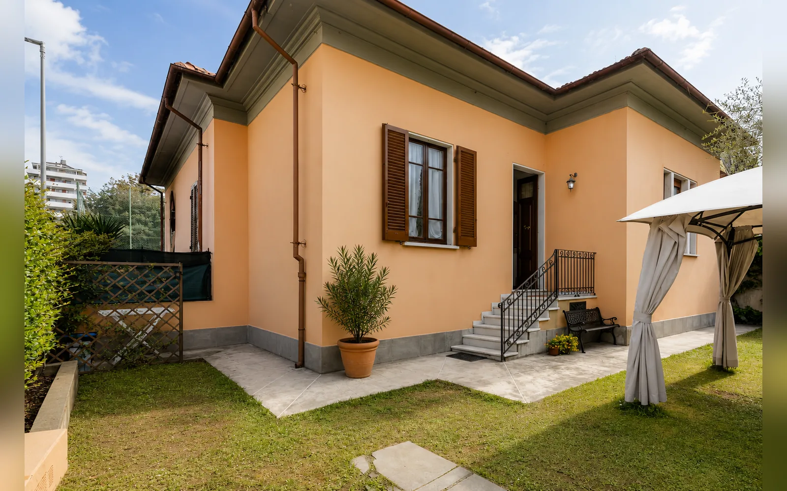 Esterni di A casa di Laura, Massa