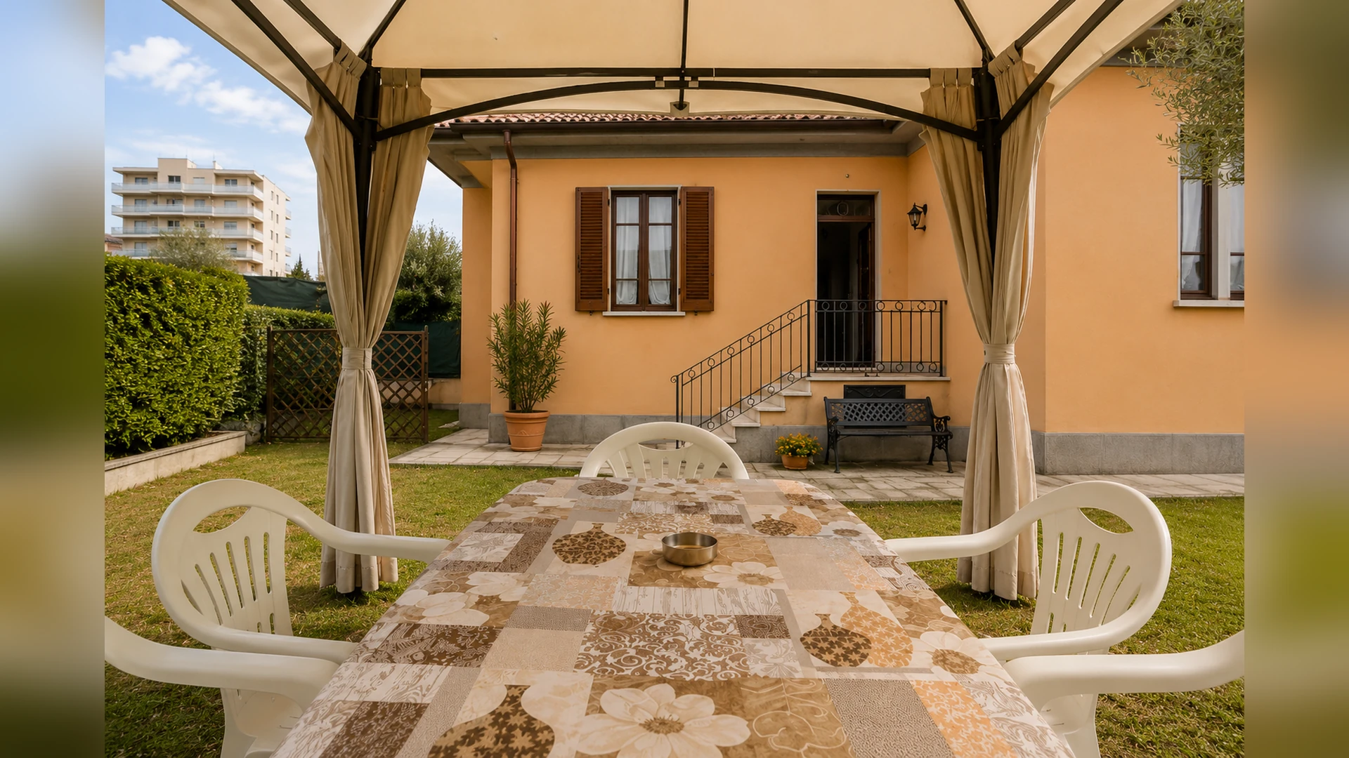 Esterni di A casa di Laura, Massa
